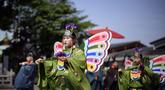 Pendeta Shinto muda yang disebut "miko" berpartisipasi dalam upacara upacara untuk festival dua tahunan yang disebut "Kanda Matsuri" di kuil Kanda di Tokyo (18/5/2022). Festival yang diadakan untuk kebahagiaan umat paroki kuil dan keselamatan Jepang ini pernah didukung oleh Keshogunan Tokugawa pada abad ke-17. (AP Photo/Eugene Hoshiko)