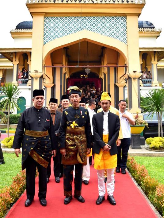 Presiden Joko Widodo bersama Sultan Deli, Tuanku Mahmud Lamantjiji Perkasa Alam usai prosesi penganugerahan gelar Tuanku Sri Indera Utama Junjungan Negeri dari Kesultanan Deli di Istana Maimoon, Minggu (6/10). (Liputan6.com/HO/Biropers)