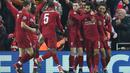 Para pemain Liverpool merayakan gol yang dicetak Mohamed Salah ke gawang Napoli pada laga Liga Champions di Stadion Anfield, Liverpool, Selasa (11/12). Liverpool menang 1-0 atas Napoli. (AFP/Paul Ellis)