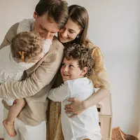 Ilustrasi ayah dan ibu memeluk anak-anaknya. (Sumber foto: pexels.com)