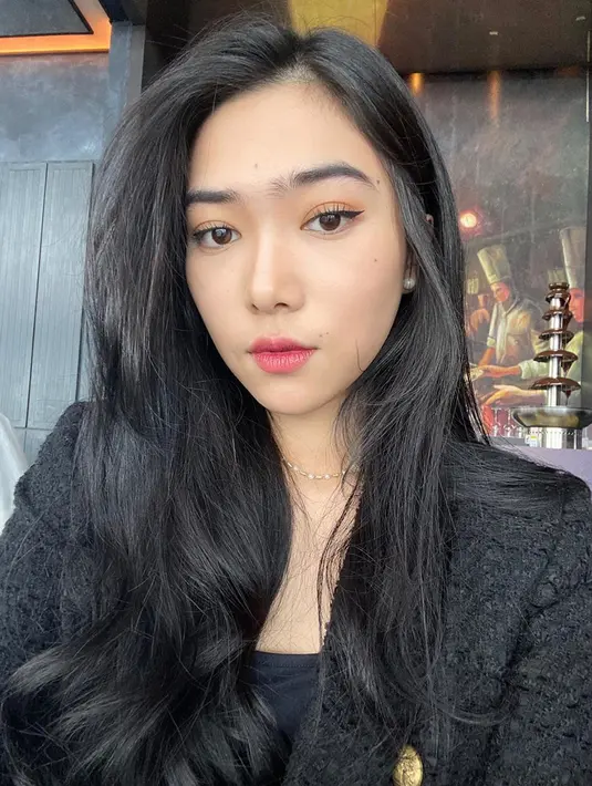 "Jadi membuat lagu itu seperti sebuah terapi untuk diri aku sendiri dengan berkarya. Jadi bukan tantangan karena itu tanpa paksaan," tambah Isyana Sarasvati. (Instagram/isyanasarasvati)