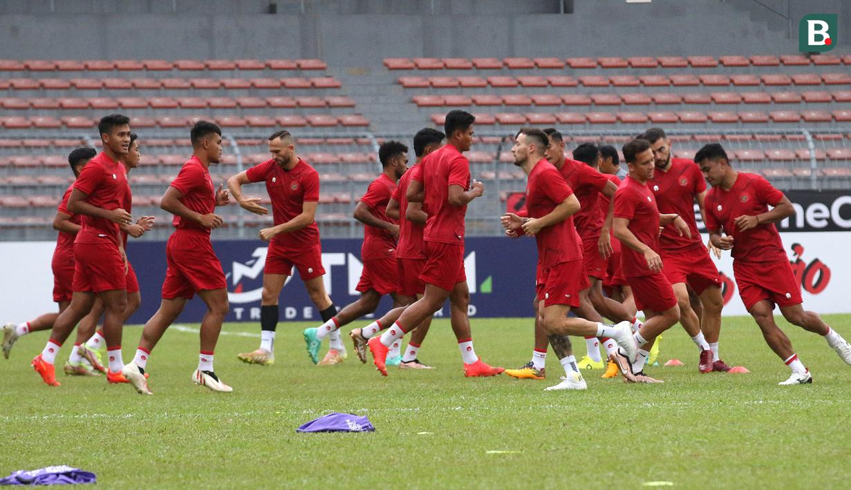 <p>Sejumlah pemain Timnas Indonesia saat menjalani sesi latihan di KLFA Stadium, Kuala Lumpur, Minggu (25/12/2022) jelang menghadapi Brunei Darussalam di Piala AFF 2022. (Bola.com/Zulfirdaus Harahap)</p>