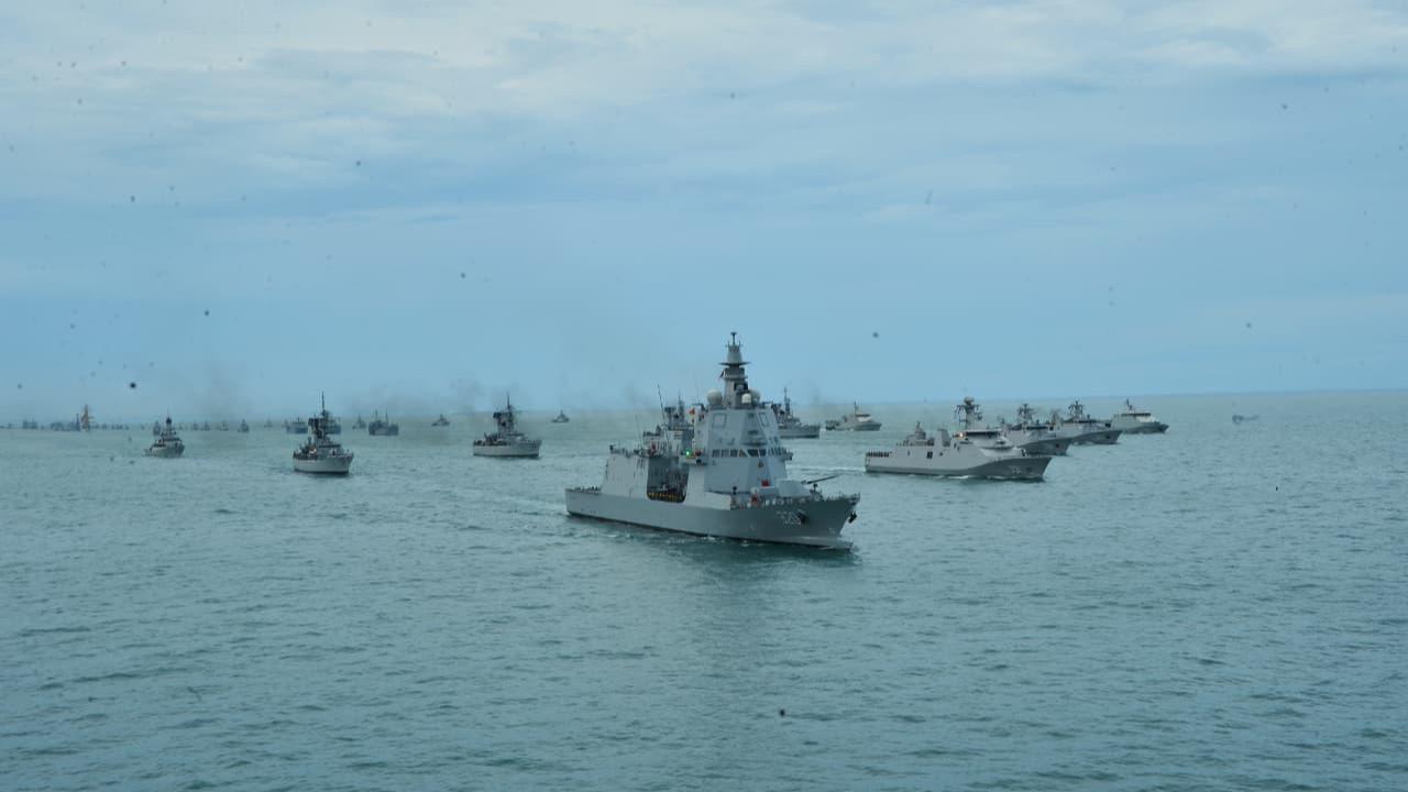 51 Kapal Perang TNI AL Unjuk Kekuatan Tempur di Depan Prabowo