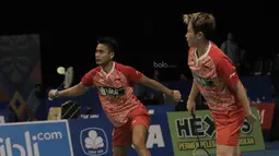 Ganda campuran Indonesia, Tontowi Ahmad/Liliyana Natsir, mengalahkan pasangan Malaysia, Tan Kian Meng/Lai Pei Jing pada laga Indonesia Open 2017 di JCC, Jumat (16/6/2017). Indonesia 21-18, 21-16. (Bola.com/M Iqbal Ichsan)
