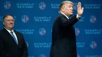 Presiden AS Donald Trump melambaikan tangan usai konferensi pers KTT AS-Korea Utara kedua di Hanoi, Vietnam (28/2). KTT nuklir antara Presiden AS Donald Trump dan Kim Jong Un di Hanoi berakhir tanpa kesepakatan. (AFP Photo/Saul Loeb)