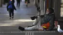 Seorang pria meminta uang di kawasan pusat bisnis Melbourne pada Rabu (2/9/2020). Australia memasuki resesi pertama mereka sejak 1991 setelah perekonomian menyusut 7,0 persen pada kuarter kedua saat negara itu berjuang menghadapi pandemi COVID-19. (William WEST / AFP)