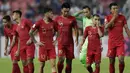 Gelandang Timnas Indonesia, Stefano Lilipaly dan rekan-rekannya tampak kecewa usai dikalahkan Thailand pada laga Piala AFF 2018 di Stadion Rajamangala, Bangkok, Sabtu (17/11). Thailand menang 4-2 dari Indonesia. (Bola.com/M. Iqbal Ichsan)