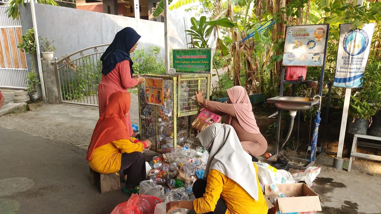 Di Jawa Timur, Fuel Terminal Madiun mendorong pengelolaan sampah berbasis masyarakat melalui Bank Sampah Pesanggrahan dan aplikasi digital Sokrosok.