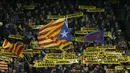 Aksi suporter Barcelona mengibarkan bendera Catalan 'Estelada', pada laga Copa del Rey di Camp Nou stadium, Barcelona, (11/1/2018). Barcelona menang 5-0 atas Celta Vigo. (AP/Manu Fernandez)