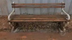 Sejumlah bangku taman kondisinya rusak dan sangant memprihatinkan, Jakarta, Senin (25/8/14). (Liputan6.com/Johan Tallo) 