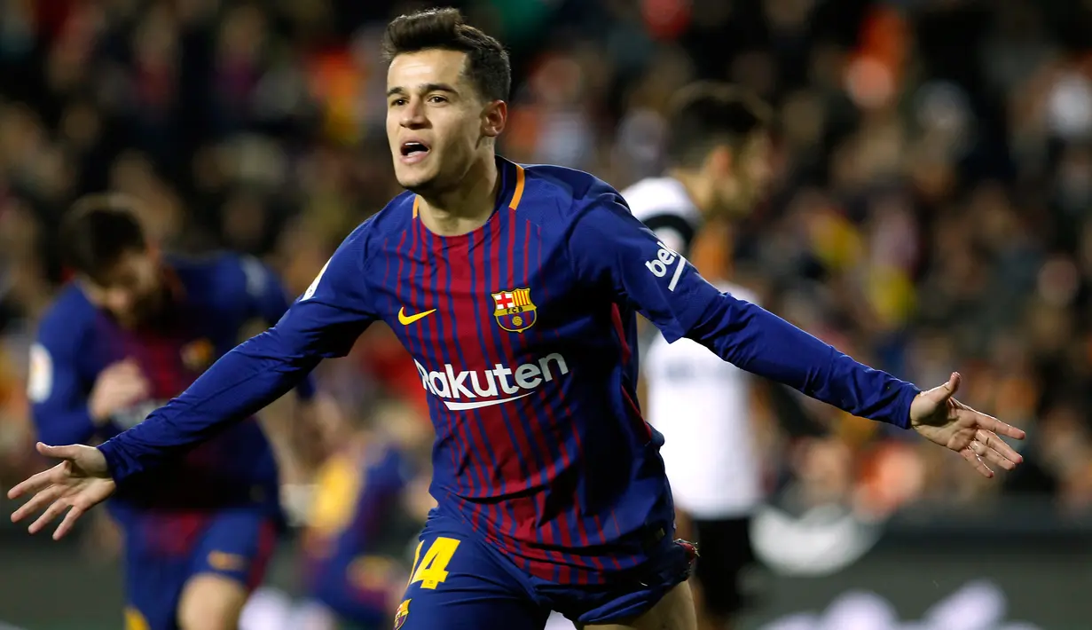 Pemain Barcelona Philippe Coutinho melakukan selebrasi usai mencetak gol ke gawang Valencia dalam pertandingan Copa del Rey di stadion Mestalla di Valencia (8/2). Philippe Coutinho mencetak gol perdananya untuk Barca. (AP Photo/Alberto Saiz)
