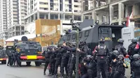 Pasukan Gegana KorBrimob Polri melakukan latihan besar-besaran di Distrik 1 Meikarta, Lippo Cikarang, Sabtu (20/2/21).