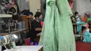 Aktivitas penjahit saat menyelesaikan pembuatan busana muslim di Cipayung, Depok, Kamis (22/04/2021). Kawasan UMKM konveksi di seputar Cipayung dan Bulak Timur Depok produksinya meningkat disebabkan permintaan busana menjelang lebaran. (merdeka.com/Arie Basuki)