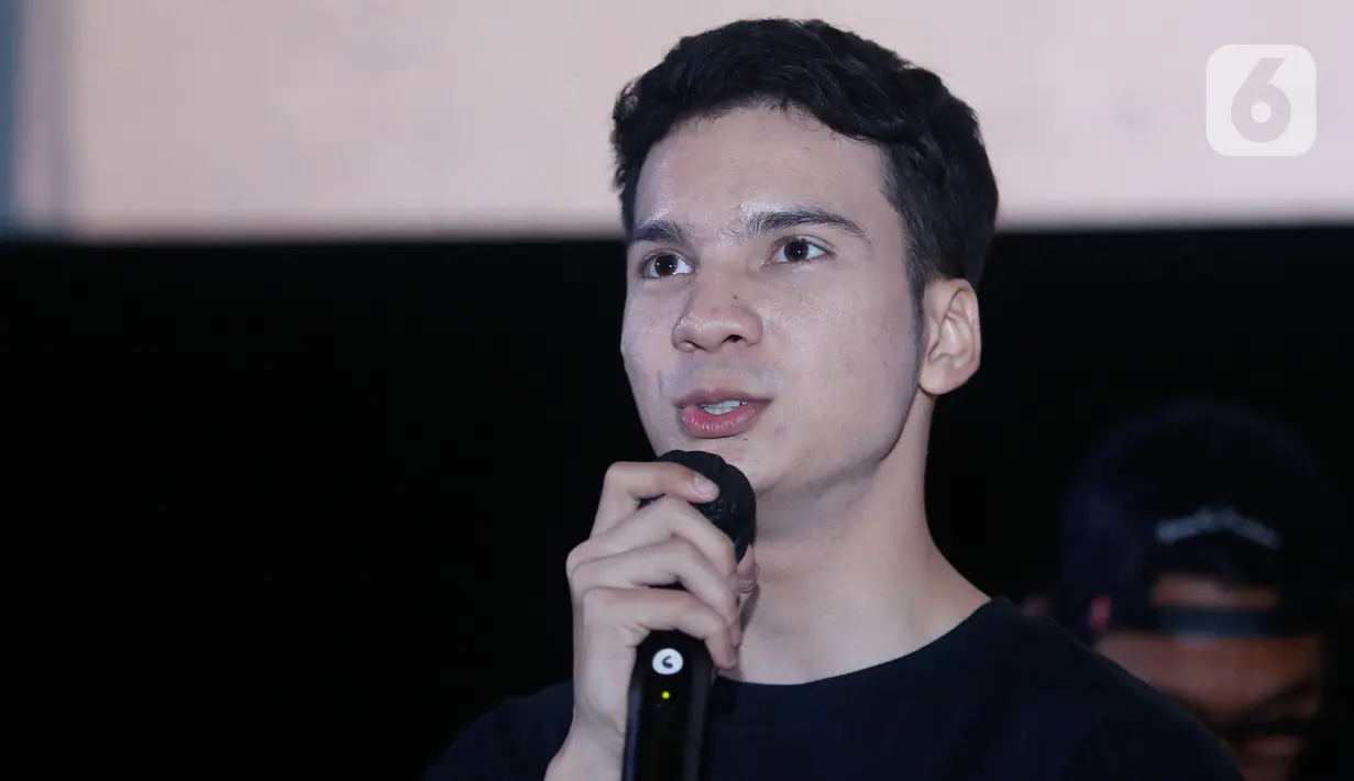 Aktor Endy Arfian saat jumpa pers peluncuran trailer "Pengabdi Setan 2: The Communion di Jakarta, Kamis (16/6/2022). Cuplikan (trailer) perdana film Pengabdi Setan 2: The Communion akhirnya dirilis. (Liputan6.com/Herman Zakharia)