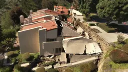 Tanah longsor menghancurkan rumah-rumah mewah di Semenanjung Palos Verdes, California Selatan pada hari Senin. (Ted Soqui via AP)