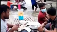 Viral Restoran di Tengah Sungai, Arusnya Deras dan Dianggap Berbahaya. (dok.Twitter @kegblgnunfaedh /https://twitter.com/kegblgnunfaedh/status/1342811151113940998/Henry)