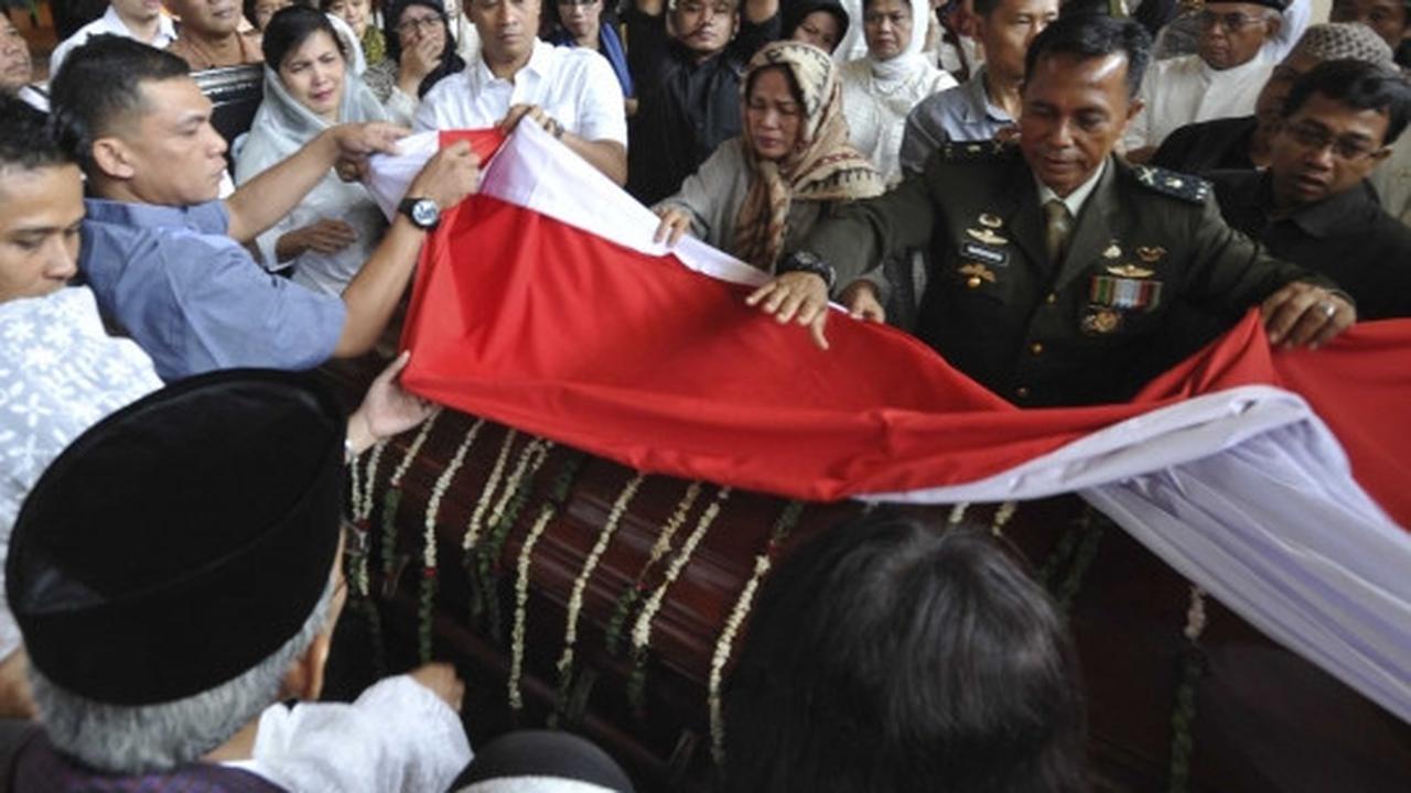 Prajurit TNI AD antar jenazah Adnan Buyung ke TPU Tanah Kusir