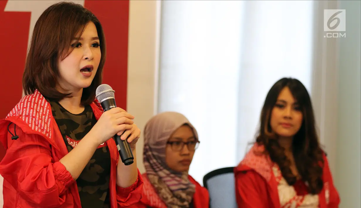 Ketua Umum PSI Grace Natalie memberi sambutan di Kantor DPP PSI, Jakarta Pusat, Rabu (2/5). PSI mendukung pasangan Khofifah Indar Parawansa-Emil Dardak di Pilkada Jatim. (Liputan6.com/Johan Tallo)