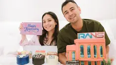 Tepat di tanggal 17 Oktober 2024 ini, usia pernikahan Raffi Ahmad dan Nagita Slavina genap 10 tahun. Sebagai kado ultah pernikahan 1 dekade, pasangan artis itu menelurkan single baru berjudul "Kisah Lestari" yang sudah bisa didengar di semua platform musik digital. (Liputan6.com/IG/@raffinagita1717)