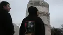 Sejumlah orang berkumpul dan berdoa di depan Patung Martin Luther King Jr, Washington DC, AS, Senin (16/1). Di Amerika Serikat, Senin pada Minggu ketiga diperingati sebagai 'Hari Martin Luther King Jr'. (Joe Raedle / Getty Images / AFP)
