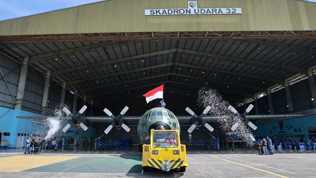 Penghentian operasional pesawat C-130 B Hercules A-1312 dalam sebuah tradisi di hanggar Skadron Udara 32 Lanud Abdulrachman Saleh Malang