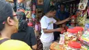 Pembeli memilih kue kering di salah satu toko di kawasan Ciracas. (Liputan6.com/Herman Zakharia)