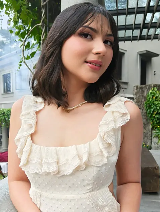 Tak hanya anggun, Jessica Mila juga tampil cantik menawan dengan makeup pulasan MUA Philipe Karunia. (@philipekarunia)