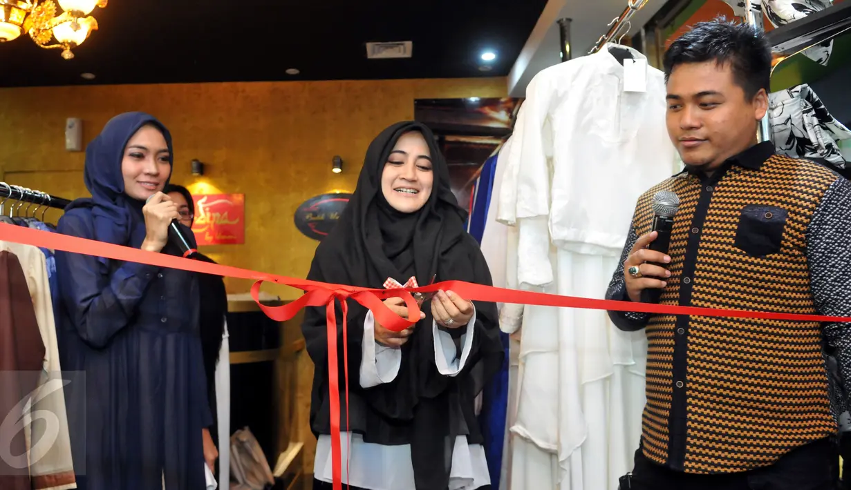 Pipik menggunting pita di acara pembukaan Butik Ummi Pipik, Jakarta, Sabtu (4/7/2015). Pipik berencana membuka cabang di tempat lain di luar Jakarta. (Liputan6.com/Panji Diksana)