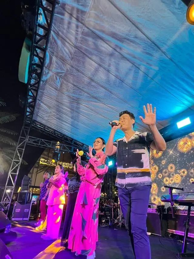 Grup vokal Warna tampil di Grand Opening Kama Ruang, baru-baru ini.
