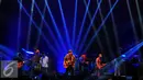 Aksi Iwan Fals bersama bandnya dalam konser bertajuk "Untukmu Indonesia" di Istora Senayan, Jakarta, Sabtu (21/11). Konser ini melibatkan sejumlah musikus, di antaranya Edi Kemput, Iwa K, Neo, dll. (Liputan6.com/Faisal R Syam)