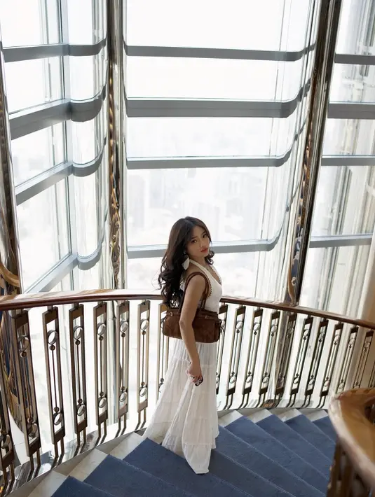 Lengkapi busananya, Fuji terlihat jinjing tas Prada Bonnie Medium Suede Handbag seharga Rp53jutaan [@fuji_an]