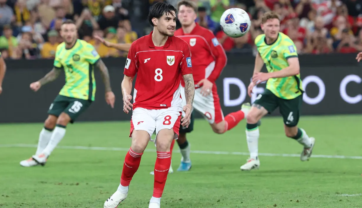 Namun, sering kali, para pemain Timnas Indonesia kerap salah umpan sebelum memasuki kotak penalti Australia. (DAVID GRAY/AFP)