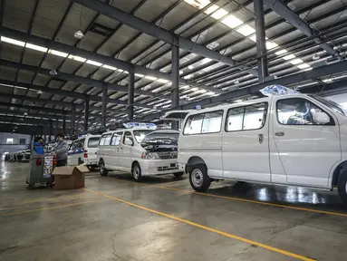 Seorang pekerja terlihat merakit ambulans di basis manufaktur milik perusahaan Brilliance Auto di Shenyang, Provinsi Liaoning, China timur laut, pada 3 Februari 2020. (Xinhua/Pan Yulong)