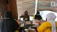 Wiwin dibantu 11 karyawan membuat dim sum di Griya Dimsum Bunda Imoet, Serua, Tangerang Selatan, Rabu (9/2/2022). UMKM dimsum yang dijual eceran dan per pak menyajikan 4 toping terdiri atas wortel, jamur, beef dan kepiting serta 3 isian yaitu udang, cumi dan smoke beef. (Liputan6.com/Fery Pradolo)