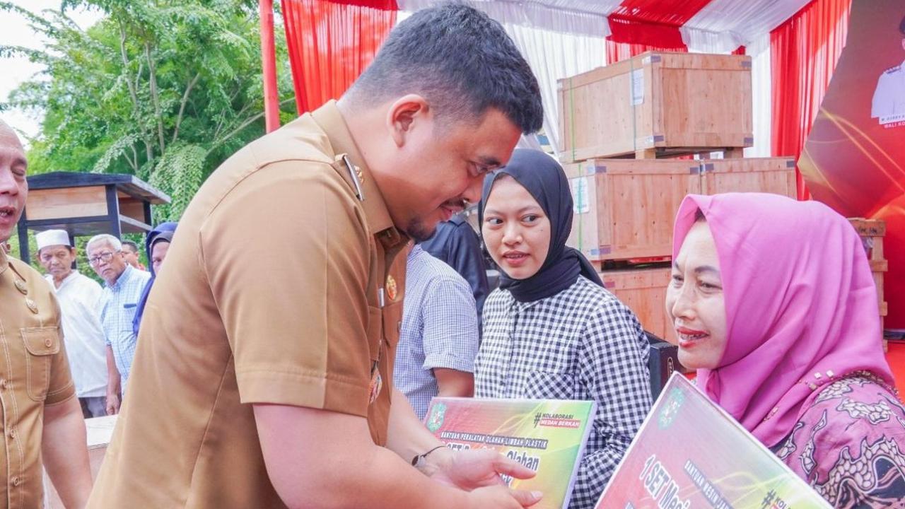 "Saya berharap bapak dan ibu pelaku UMKM yang ada di sini nantinya mengisi e-Katalog maupun marketplace tersebut. Soalnya, jumlah ASN kita lebih dari 13.000 orang," paparnya.