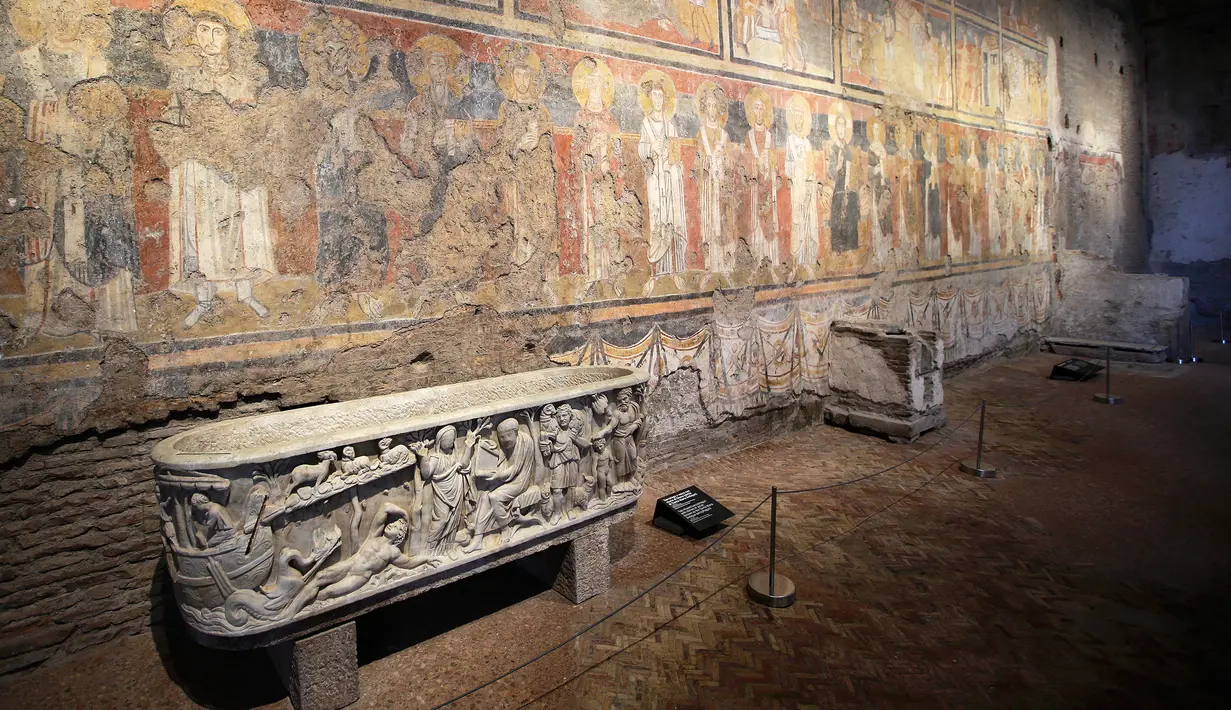Lukisan terlihat di dinding gereja Santa Maria Antiqua, Roma, Italia, 17 Maret 2016. Gereja yang dihiasi berbagai seni lukis dan patung yang indah diperkiran telah ada pada abad ke-6. (REUTERS / Max Rossi)