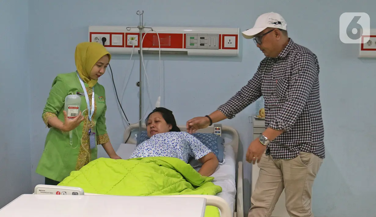 Regina (tengah) bersiap menjalani proses persalinan di RSUD Pasar Minggu, Jakarta, Kamis (20/2/2020). Bayi perempuan pasangan Regina (43) dan Andre (47) bernama Glowy Lidwina lahir secara sesar di tanggal 20 bulan 02 tahun 2020 atau 20-02-2020. (Liputan6.com/Herman Zakharia)