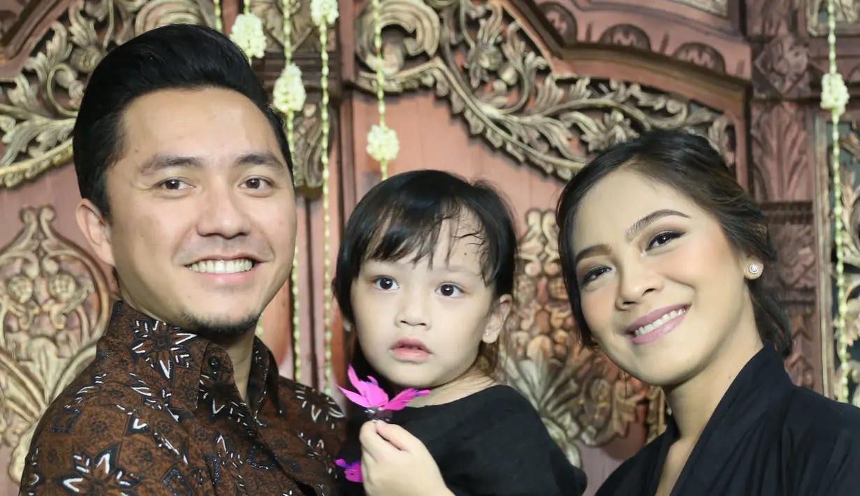 Pada kehamilan keduanya kali ini, sang istri juga tidak ngidam seperti sebelumnya. Omesh mengaku bahwa sang istri hanya pingin sup durian. "Ngidam apa ya. Oh ada, sup durian Bandung," kata Omesh. (Nurwahyunan/Bintang.com)