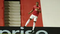 Penyerang Manchester United, Anthony Martial berselebrasi usai mencetak gol ke gawang LASK pada pertandingan leg kedua babak 16 besar Liga Europa di Stadion Old Trafford, Inggris (6/8/2020). MU menang 2-1 atas LASK dan melaju ke perempat final.  (AP Photo/Dave Thompson)