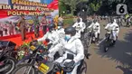 Kapolda Metro Jaya Irjen Fadil Imran, bersama TNI, Dishub, Satpol PP serta Pemprov DKI Jakarta saat melakukan pelepasan tim pemburu Covid-19 di Polda Metro Jaya, Senin (7/6/2021). Tim ini bertujuan untuk menekan angka penyebaran virus corona di ibu kota DKI Jakarta. (Liputan6.com/Herman Zakharia)