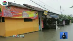 Selain hujan deras, banjir terjadi karena saluran drainase tersumbat hingga tak mampu menampung debit air.