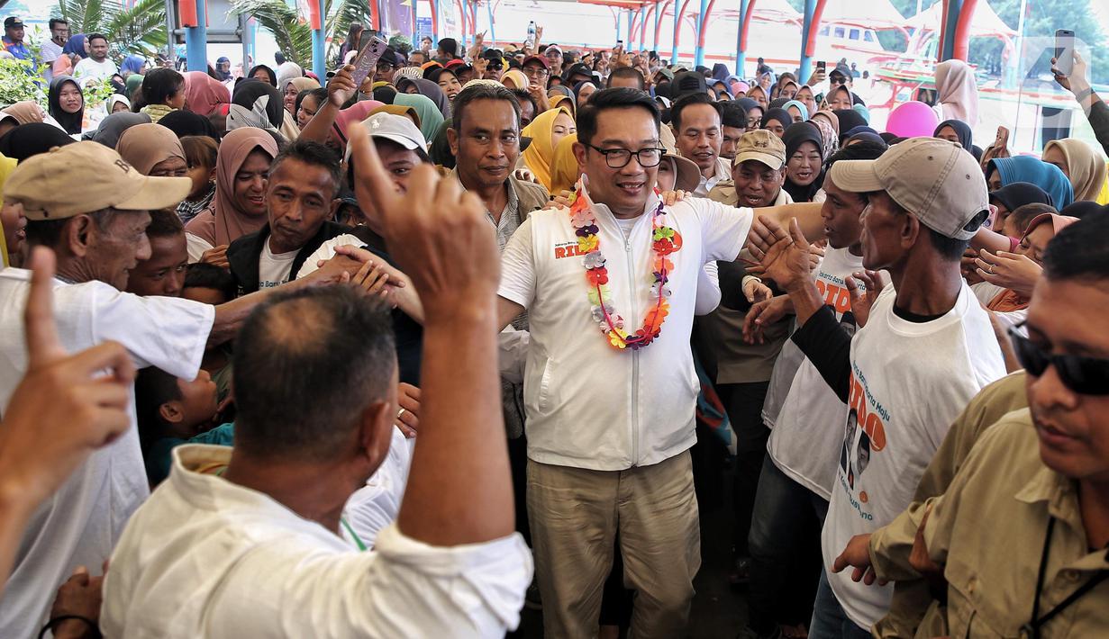 Hari ini, Minggu (10/11/2024), calon gubernur DKI Jakarta nomor urut 1 Ridwan Kamil berkampanye di empat pulau di Kepulauan Seribu, perairan Teluk Jakarta. (Liputan6.com/Angga Yuniar)