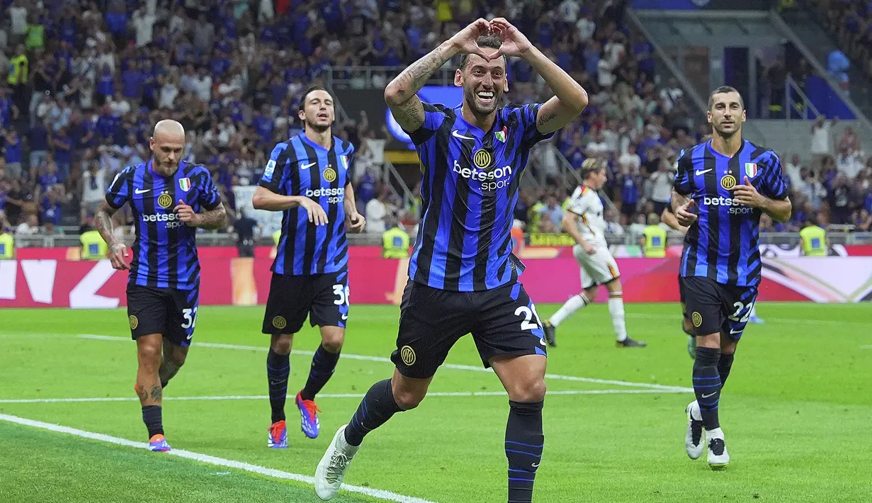 Gelandang Inter Milan Hakan Calhanoglu merayakan gol kedua timnya yang dicetak ke gawang Lecce pada pekan kedua Serie A 2024/2025 di Giuseppe Meazza, Minggu (25/8/2024) dini hari WIB. (Spada/LaPresse via AP)