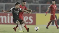 Gelandang Persija Jakarta, Rohit Chand, berebut bola dengan striker Home United, Song Ui-young, pada laga Piala AFC di SUGBK, Jakarta, Selasa (15/5/2018). Persija takluk 1-3 dari Home United. (Bola.com/M Iqbal Ichsan)