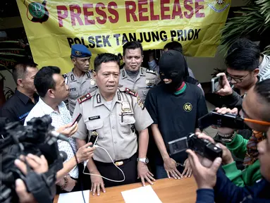 Wakapolsek Tanjung Priok, AKP Suparji (kiri) memberikan keterangan saat rilis pencabulan di Polsek Tanjung Priok, Jakarta, Selasa (7/6/2016). Syaifulloh alias Ipul (22) mencabuli Anak kelas 6 SD Dara 12 tahun. (Liputan6.com/Faizal Fanani)