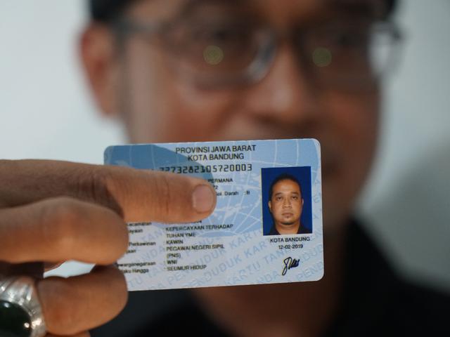 Top 3 Berita Hari Ini Warga Bandung Terima E Ktp Pertama Dengan Kolom Kepercayaan Regional Liputan6 Com Cv foto copy ijazah terakhir foto copy ktp foto copy kk foto copy skhun ( bila ada ) pas poto 4x6. e ktp pertama dengan kolom kepercayaan