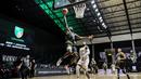 Pemain Dewa United Surabaya, Dishon Lurell Lowery berusaha memasukkan bola saat laga lanjutan Seri 1 IBL 2022 melawan Tangerang Hawks Basketball Club di Hall Basket GBK, Senayan, Kamis (20/01/2022). (Bola.com/Bagaskara Lazuardi)