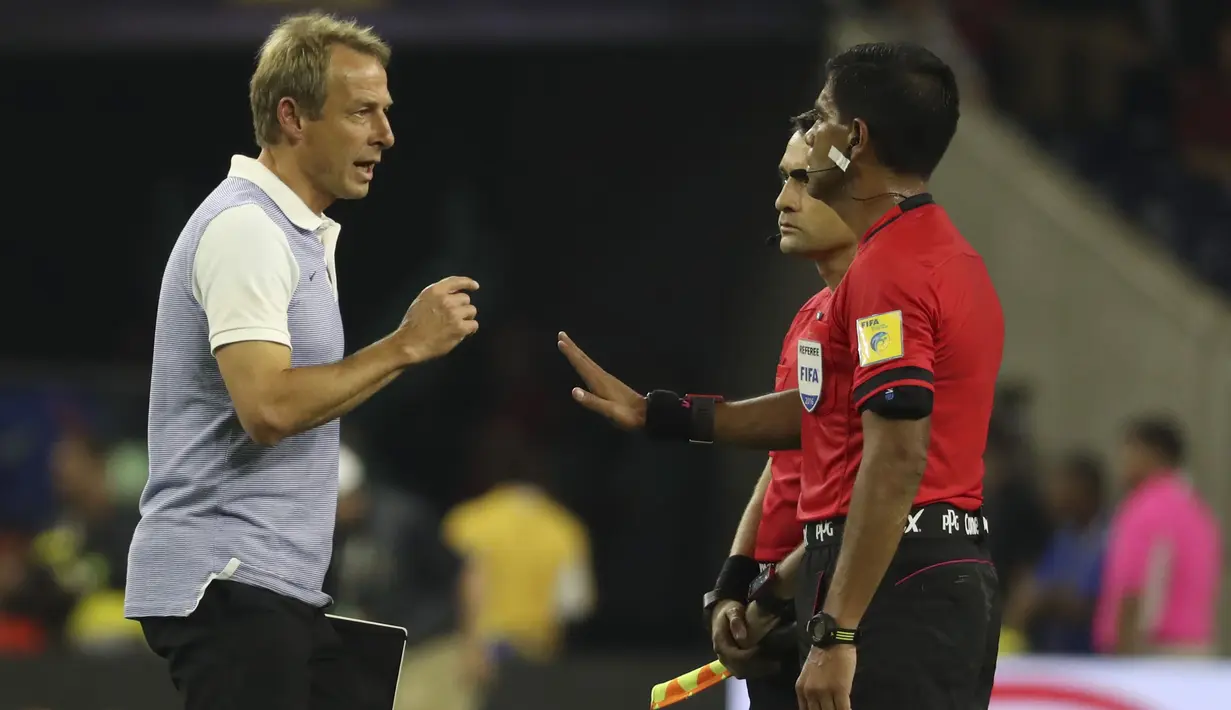 Pelatih Amerika Serikat, Jurgen Klinsmann memprotes keputusan wasit saat melawan Argentina pada laga semifinal Copa America Centenario 2016 di Stadion NRG, Houston,Texas, Rabu (22/6/2016) WIB. (Mandatory Credit: Kevin Jairaj-USA TODAY Sports)