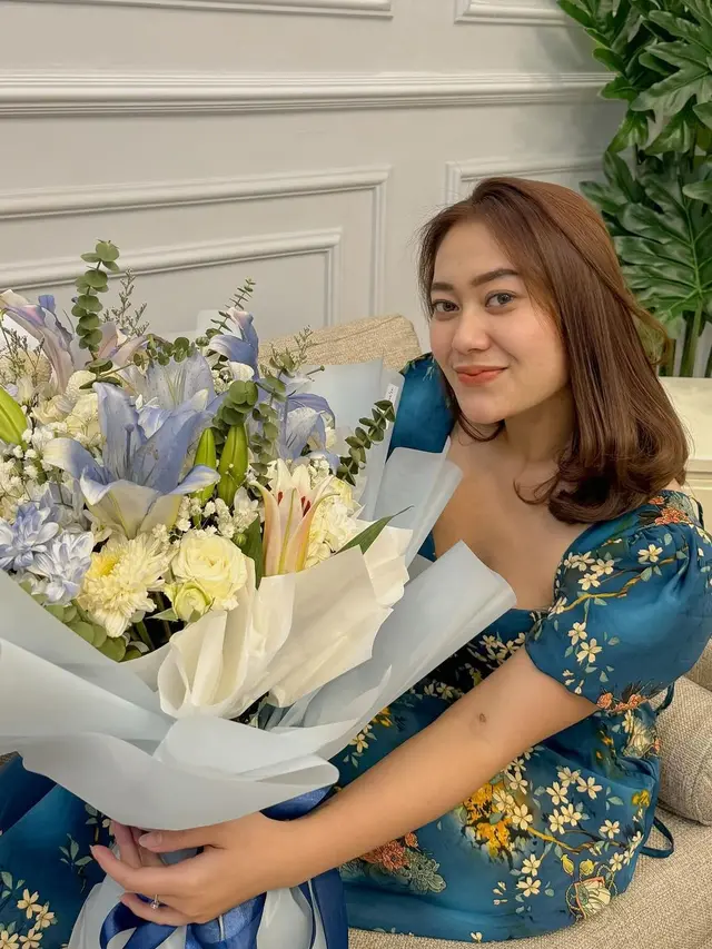 Selain Menjadi Seorang Penyanyi Ia Berkarya Lewat Channel YouTube-nya