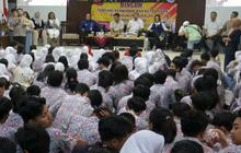 FOTO: Polisi Ajak Baim Wong Sosialisasi Anti-Bullying di Depan Para Pelajar